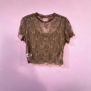 Top corto con encaje